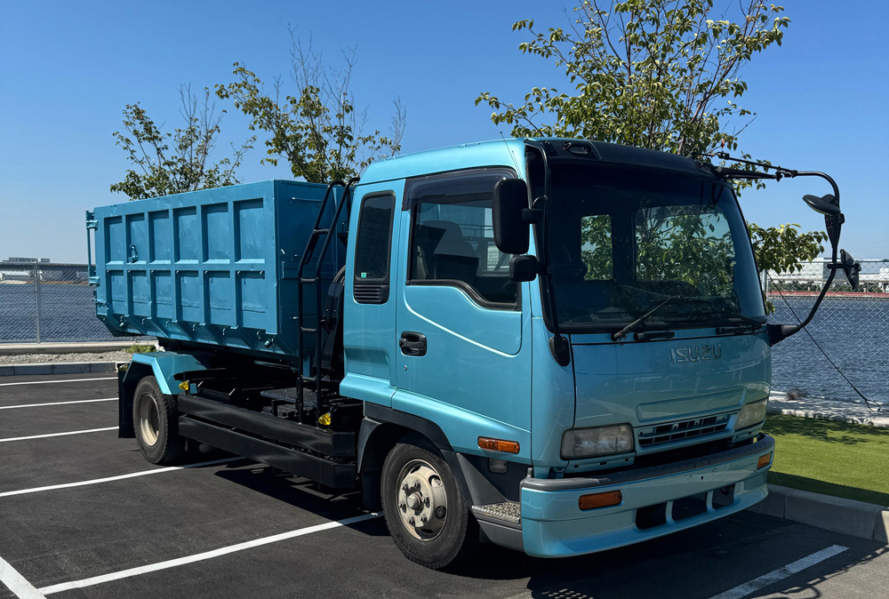 寄贈する4tダンプトラック